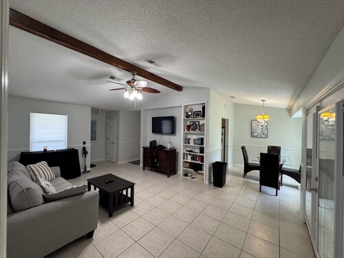 Charming 2-guest house in serene Panama City with WiFi, AC