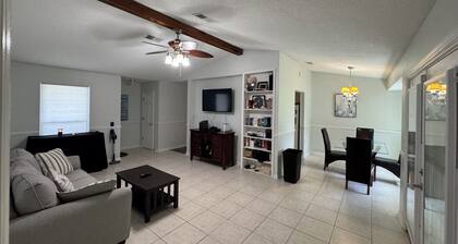 Charming 2-guest house in serene Panama City with WiFi, AC