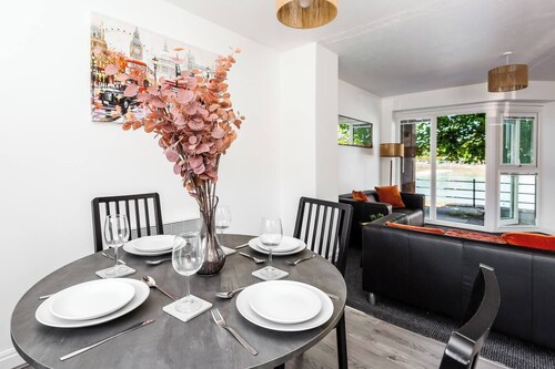 Waterfront 2 Bed Apartment | Free Parking & Wi-Fi