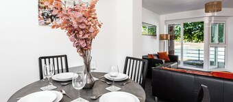 Waterfront 2 Bed Apartment | Free Parking & Wi-Fi