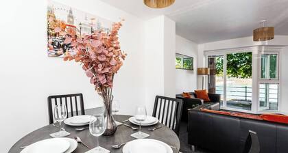 Waterfront 2 Bed Apartment | Free Parking & Wi-Fi