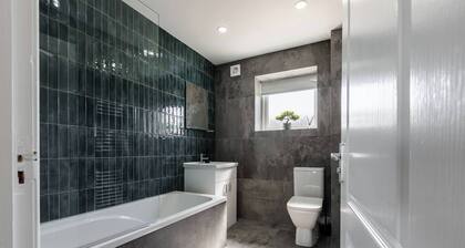 Waterfront 2 Bed Apartment | Free Parking & Wi-Fi