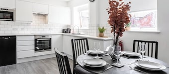Waterfront 2 Bed Apartment | Free Parking & Wi-Fi