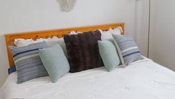 4 bedrooms, iron/ironing board, WiFi, bed sheets