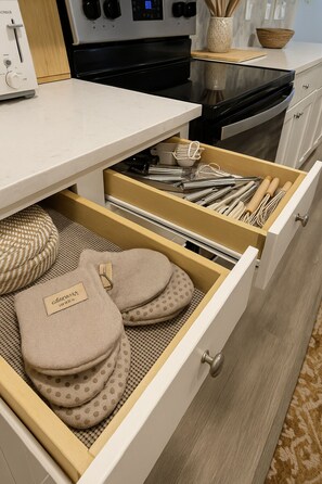 Kjøleskap, mikrobølgeovn, ovn og kokeplater