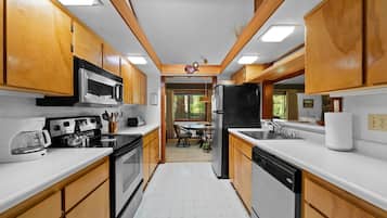 Fridge, oven, stovetop, coffee/tea maker