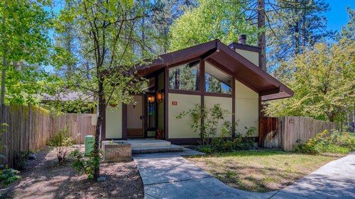 2 bed/ 2 bath single story condo in the heart of Graeagle Meadows