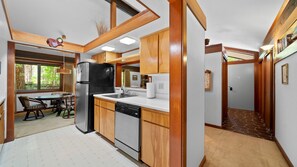 Fridge, oven, stovetop, coffee/tea maker