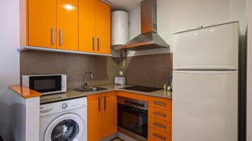 Een koelkast, een magnetron, een oven, een koffiezetapparaat/waterkoker