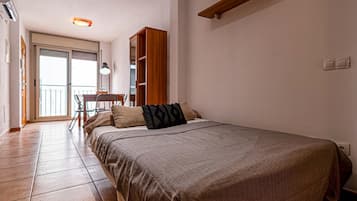 1 slaapkamer, een strijkplank/strijkijzer, internet, beddengoed