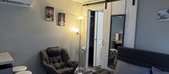 Cozy cabin in safe neighborhood fabulous Las Vegas with WiFi, AC