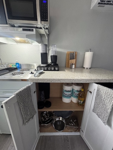 Cozy cabin in safe neighborhood fabulous Las Vegas with WiFi, AC