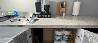 Cozy cabin in safe neighborhood fabulous Las Vegas with WiFi, AC