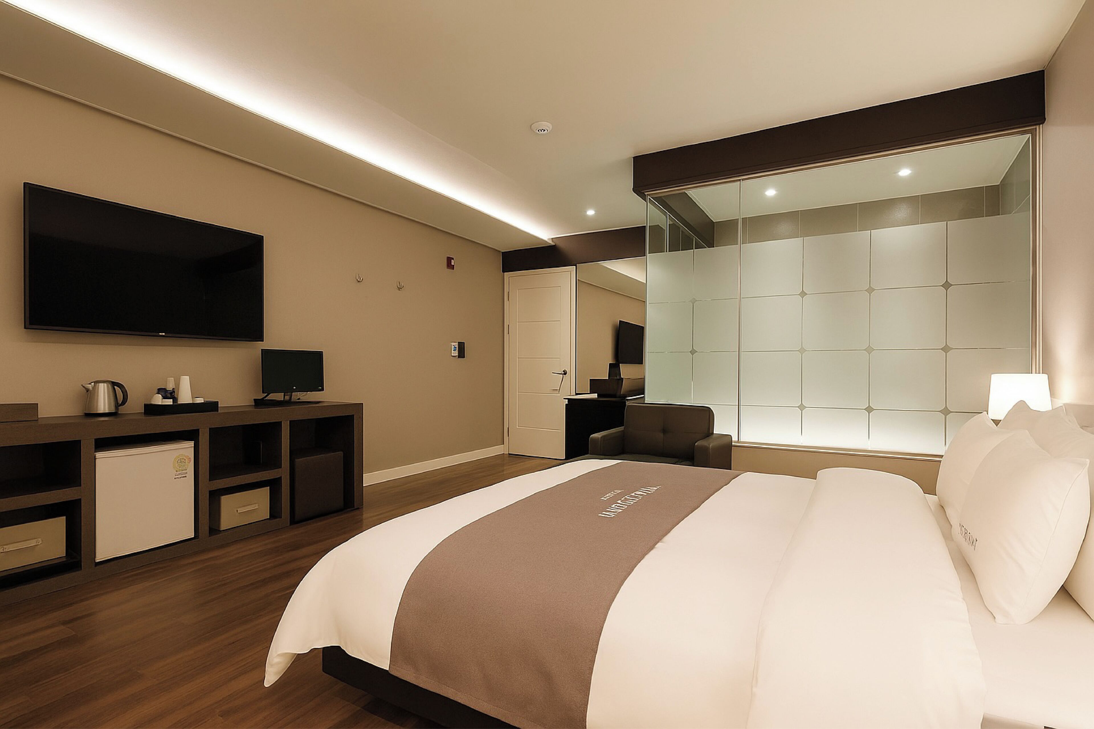 Cubrecamas, cortinas blackout, wifi gratis y ropa de cama 