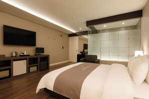 Standaard tweepersoonskamer | Donsdekens, verduisterende gordijnen, gratis wifi, beddengoed