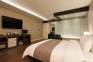 CABIN E (STANDARD) | Daunenbettdecken, Verdunkelungsvorhänge, kostenloses WLAN, Bettwäsche