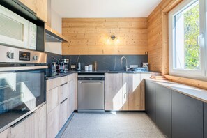 Een koelkast, een magnetron, een oven, een vaatwasser