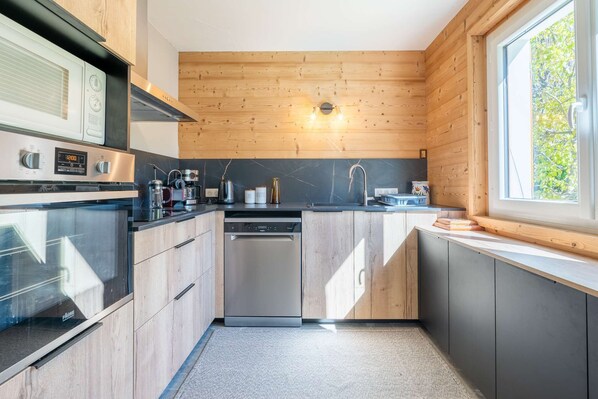 Kylskåp, mikrovågsugn, ugn och diskmaskin