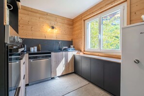 Kjøleskap, mikrobølgeovn, ovn og oppvaskmaskin