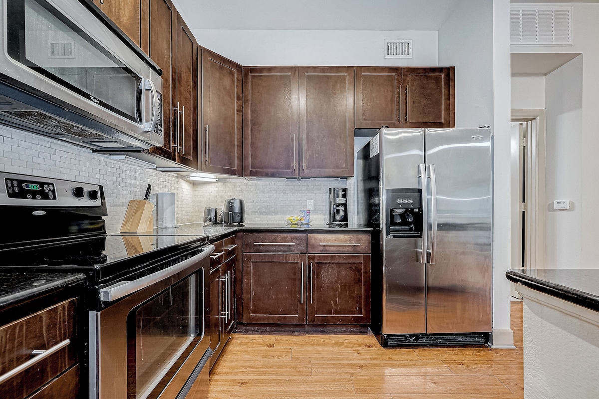 Photo 18 of Tasteful 2-bedroom 2 bath apt near NRG, Med Ctr and Galleria