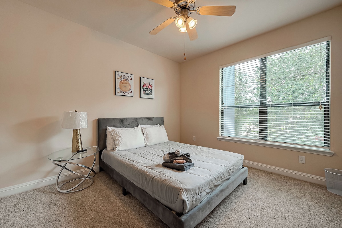 Photo 10 of Tasteful 2-bedroom 2 bath apt near NRG, Med Ctr and Galleria