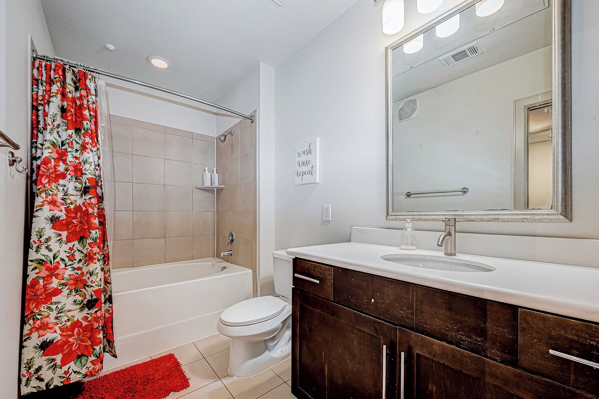 Photo 15 of Tasteful 2-bedroom 2 bath apt near NRG, Med Ctr and Galleria