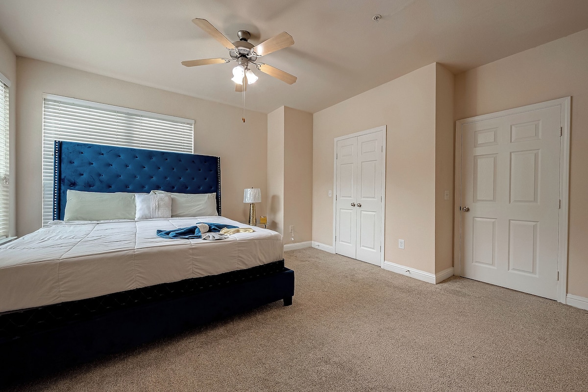 Photo 5 of Tasteful 2-bedroom 2 bath apt near NRG, Med Ctr and Galleria