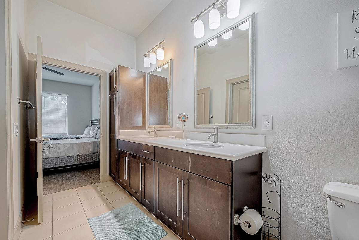 Photo 13 of Tasteful 2-bedroom 2 bath apt near NRG, Med Ctr and Galleria