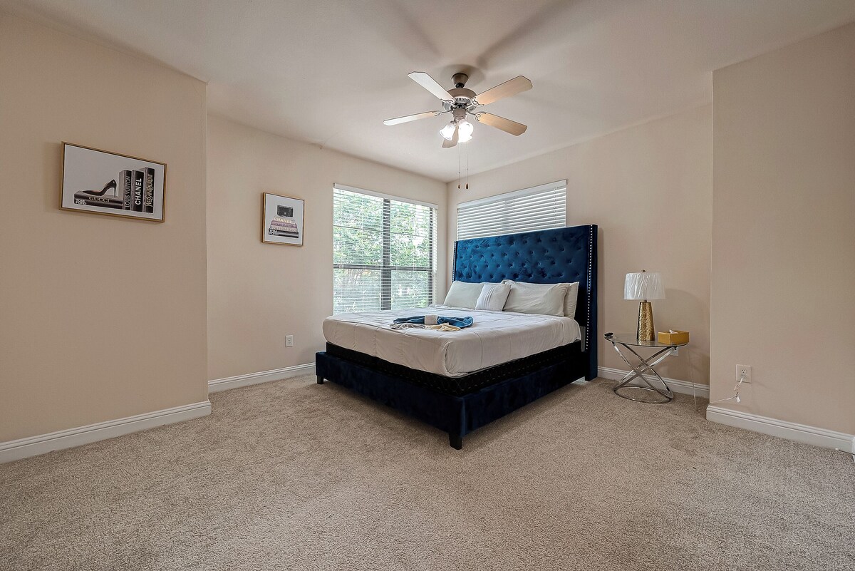 Photo 4 of Tasteful 2-bedroom 2 bath apt near NRG, Med Ctr and Galleria