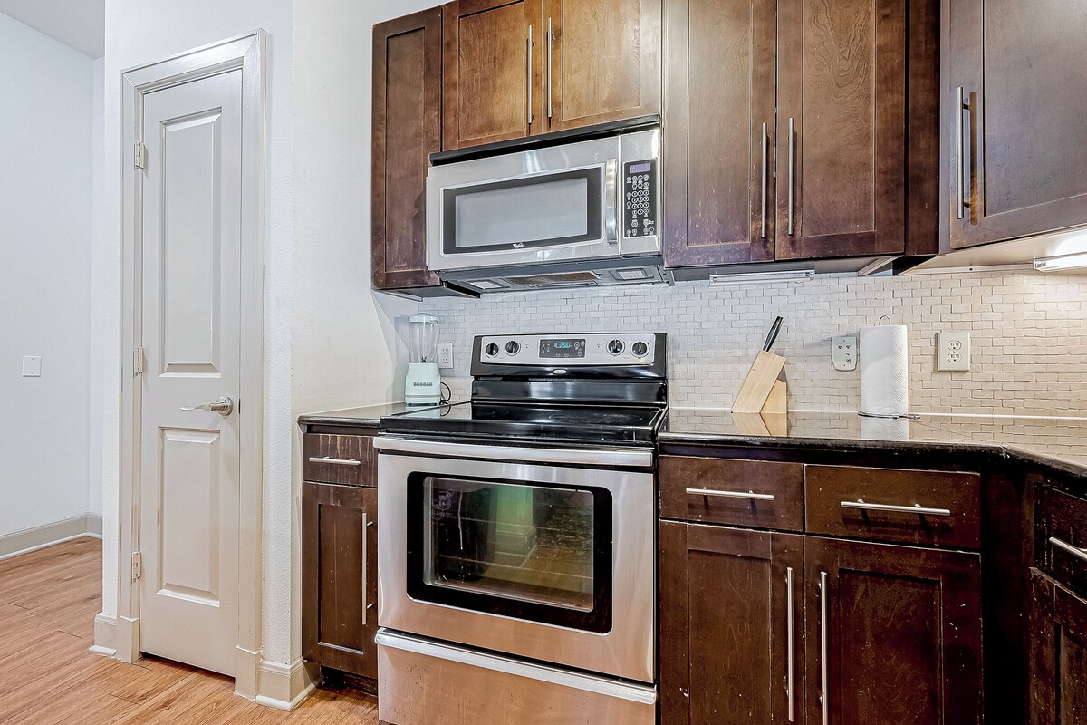 Photo 17 of Tasteful 2-bedroom 2 bath apt near NRG, Med Ctr and Galleria
