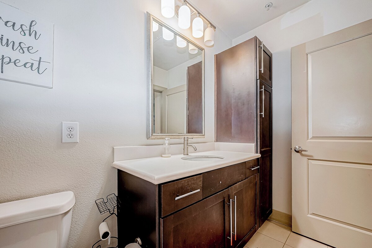 Photo 16 of Tasteful 2-bedroom 2 bath apt near NRG, Med Ctr and Galleria