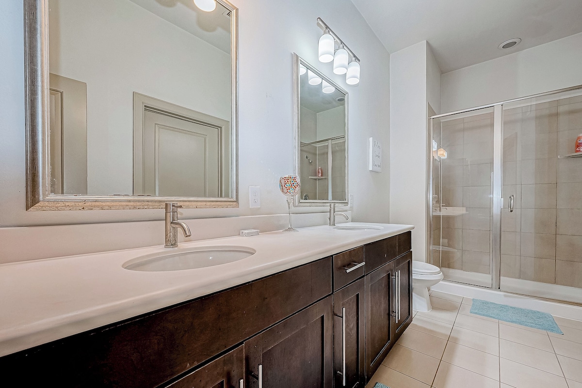 Photo 14 of Tasteful 2-bedroom 2 bath apt near NRG, Med Ctr and Galleria