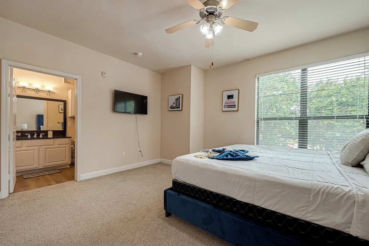 Photo 6 of Tasteful 2-bedroom 2 bath apt near NRG, Med Ctr and Galleria