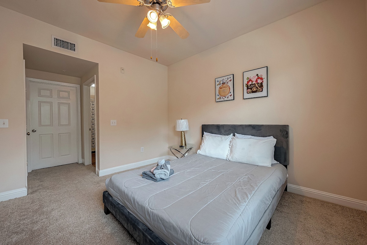 Photo 8 of Tasteful 2-bedroom 2 bath apt near NRG, Med Ctr and Galleria