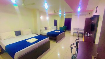 家庭四人房 | 办公桌、免费 WiFi