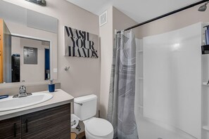 Bathroom - Midtown Modern 1BR  | Near Wayne State & DIA (Detroit)