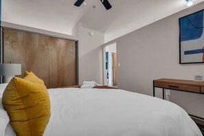 1 bedroom, desk, WiFi, bed sheets - Midtown Modern 1BR  | Near Wayne State & DIA (Detroit)