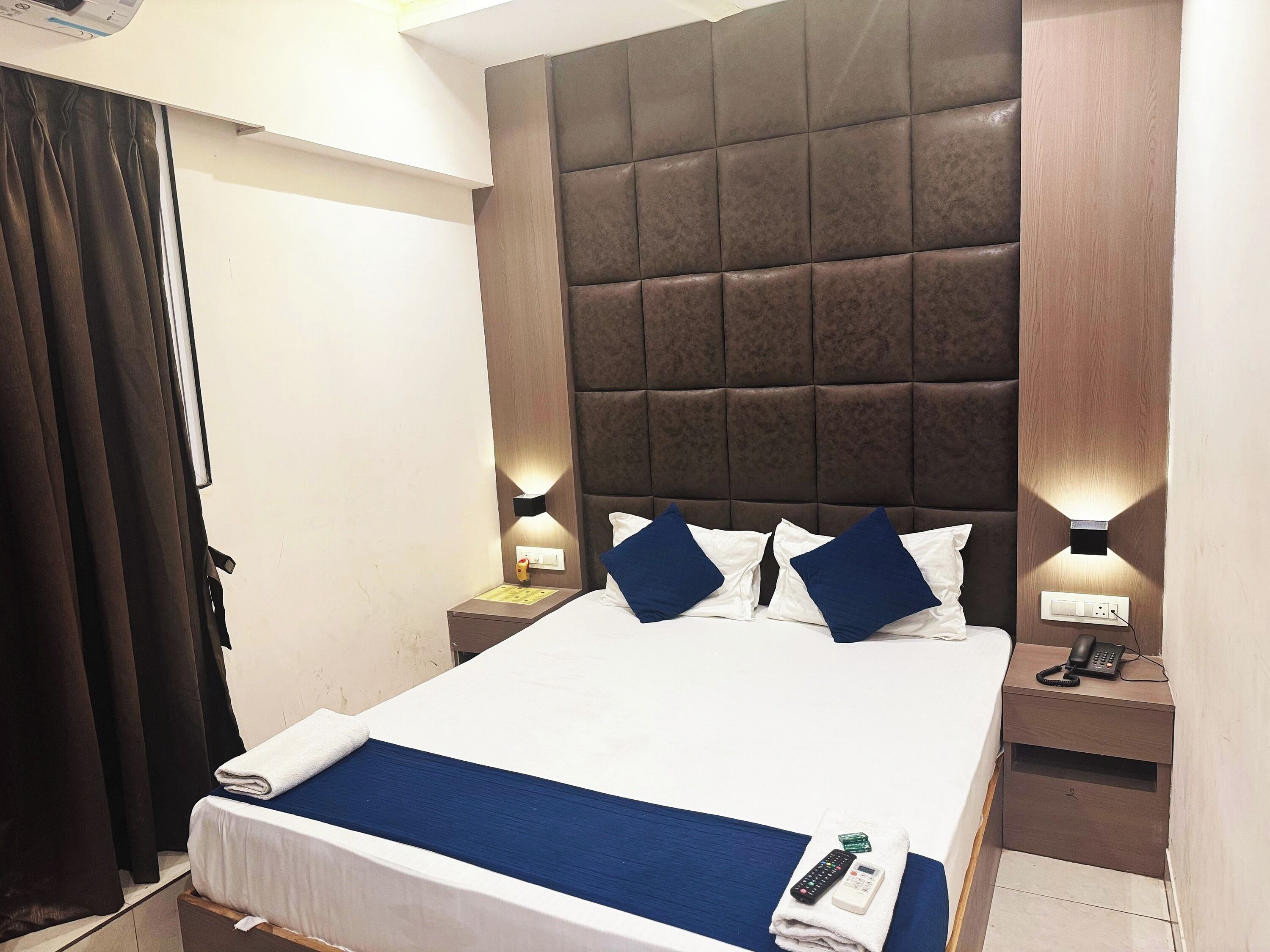 Escritorio, wifi gratis, ropa de cama