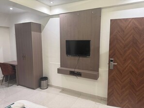 Deluxe Room | Desk, free WiFi, bed sheets