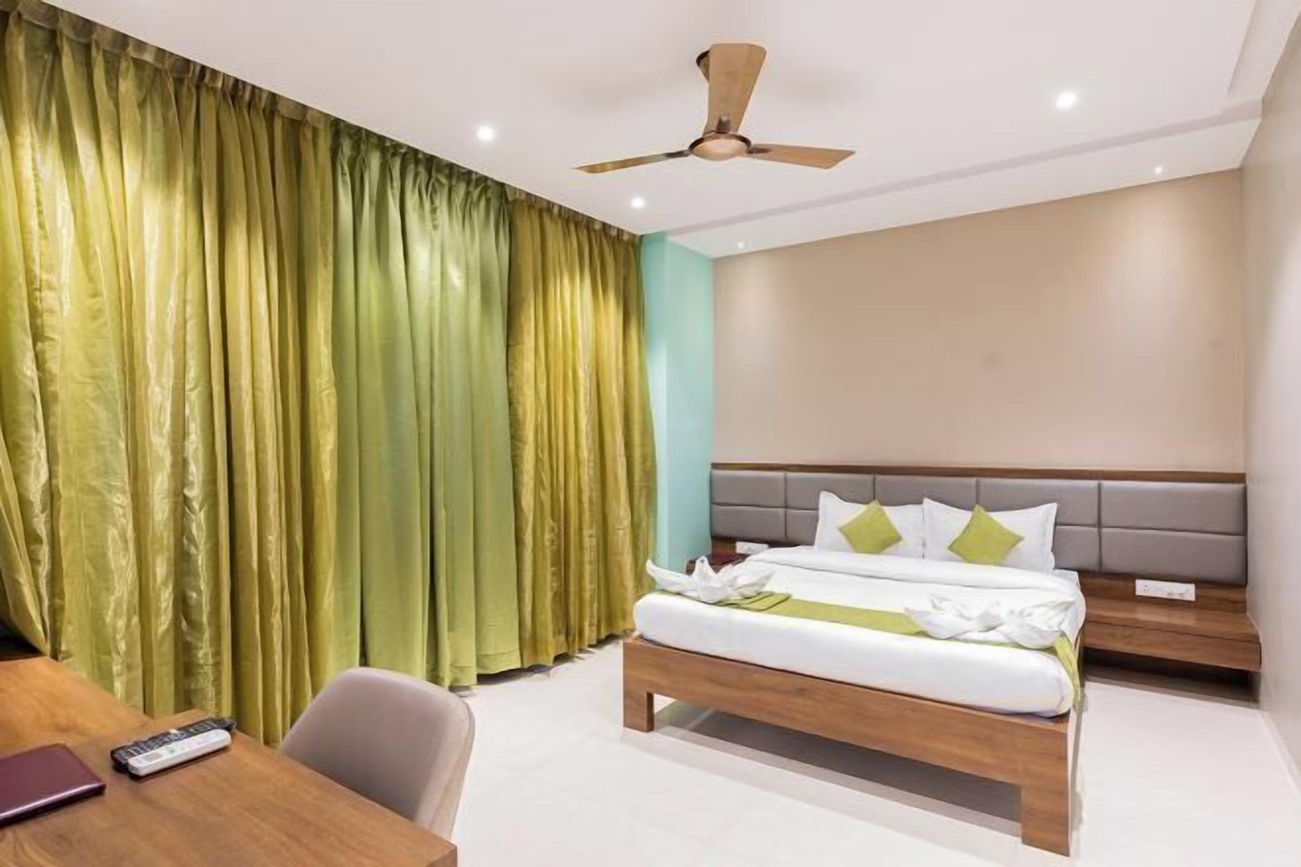 Minibar, Schreibtisch, kostenloses WLAN, Bettwäsche