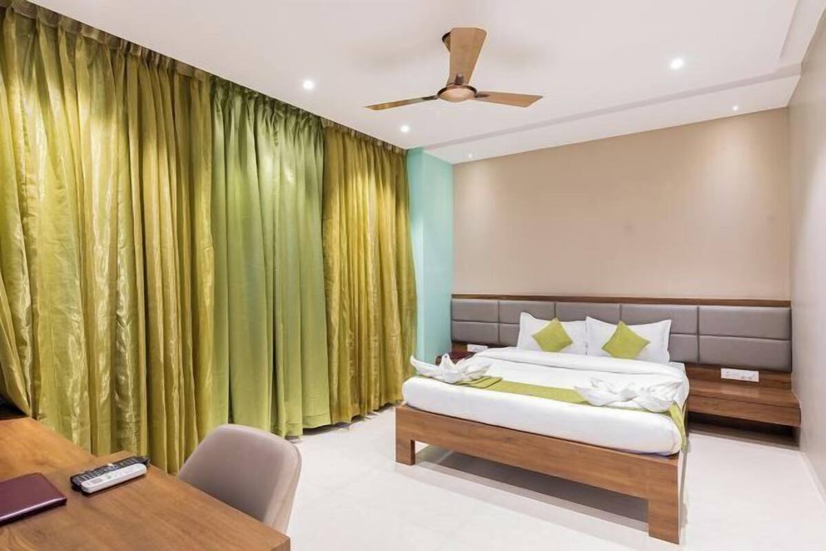 Minibar, desk, WiFi (free), bed sheets