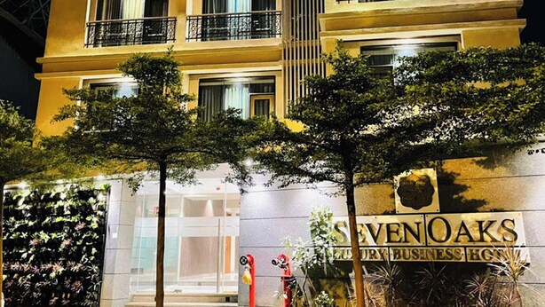 A multi-story building with a sign reading "Seven Oaks Luxury Business Hotel". - Hotel Seven Oaks (Navi Mumbai)