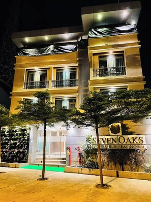 Front of property - Hotel Seven Oaks (Navi Mumbai)