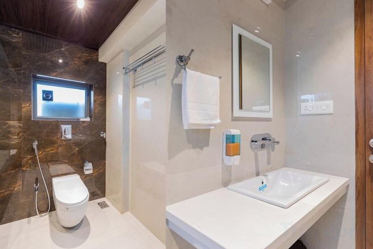 Bathroom | Free toiletries, towels