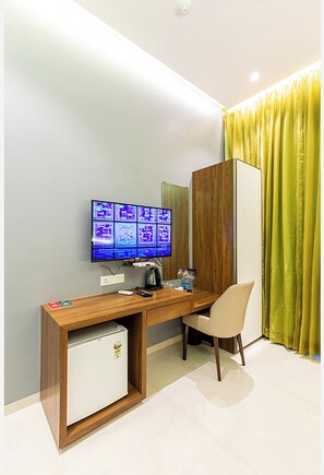 Minibar, desk, free WiFi, bed sheets - Hotel Seven Oaks (Navi Mumbai)