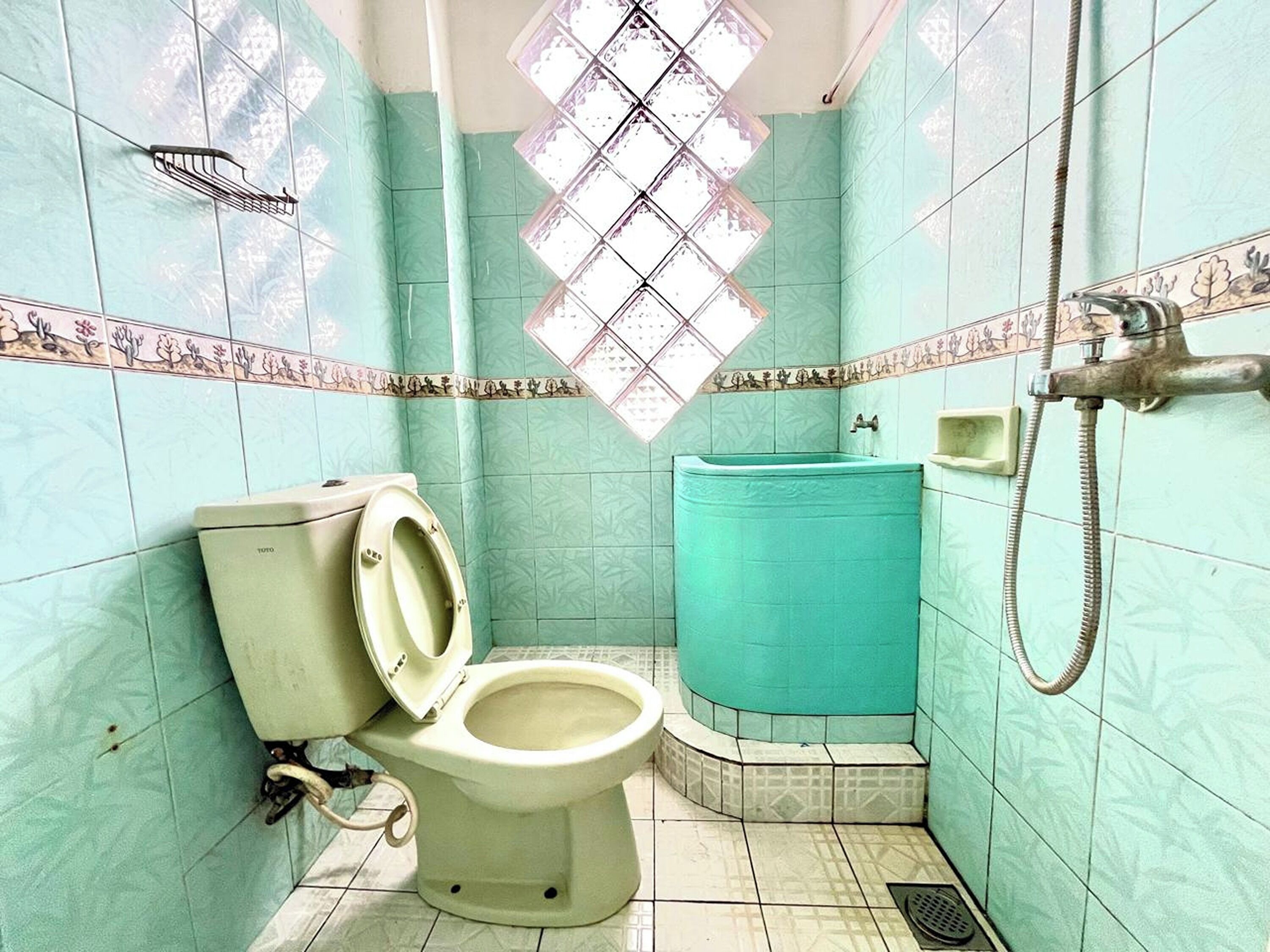 Ein Badezimmer mit Toilette, Waschbecken und Dusche.