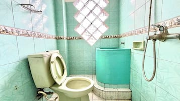 Un baño con inodoro, lavabo y ducha.