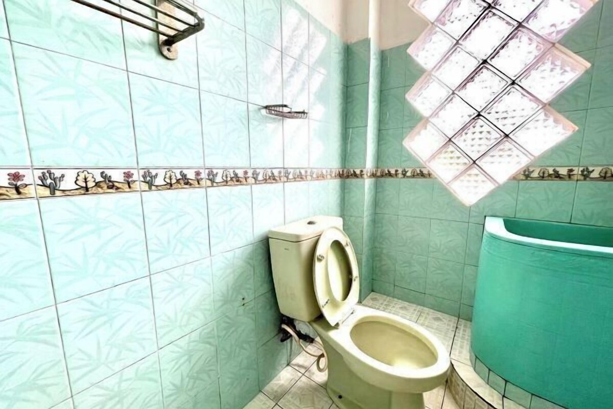 Shower, rainfall showerhead, towels, shampoo