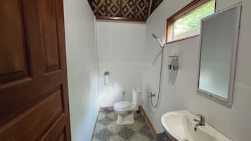 Deluxe Double Room | Bathroom | Shower, rainfall showerhead, free toiletries, towels