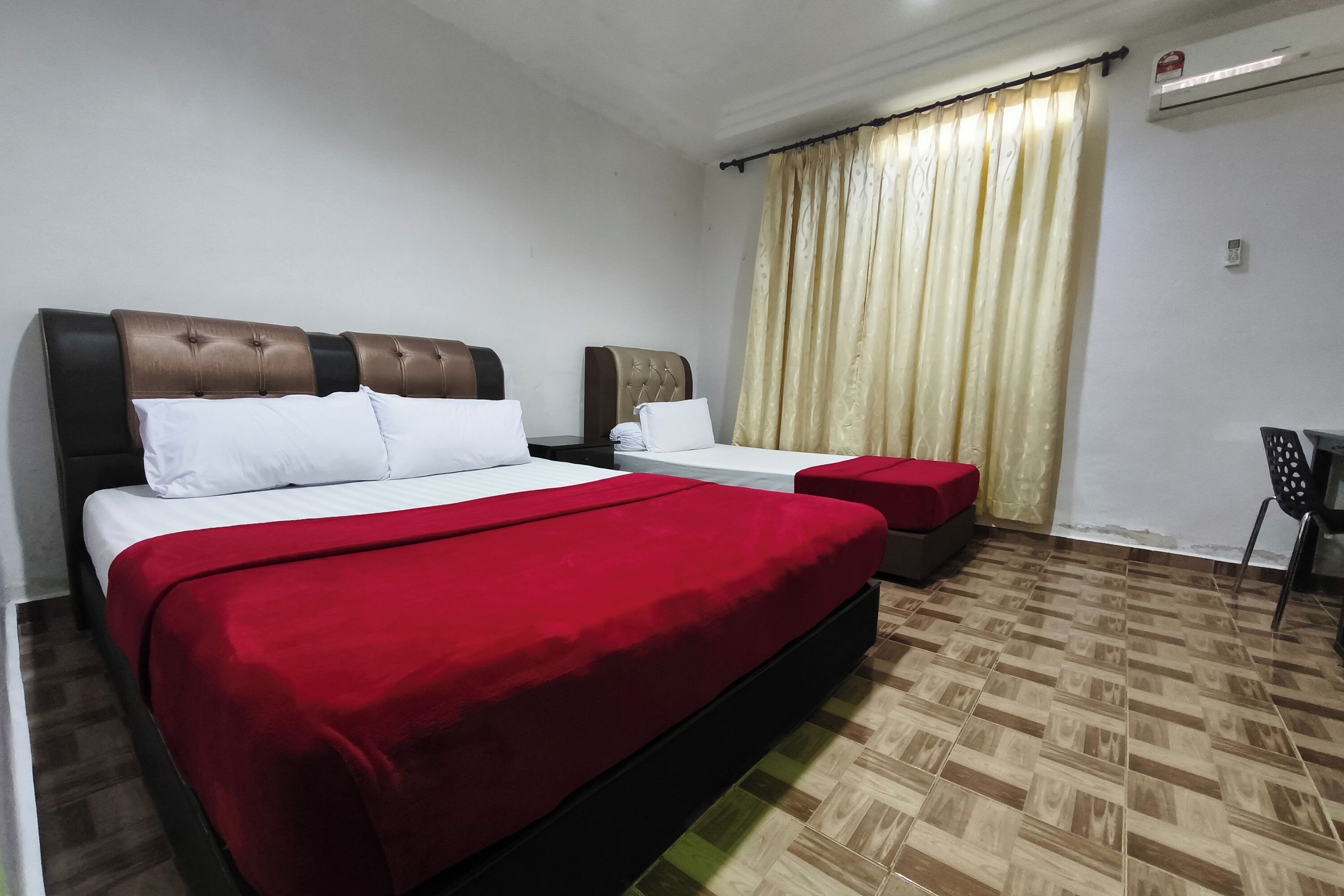 Desk, soundproofing, free WiFi, bed sheets